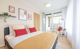 Bright 2Br - 4Th Floor, Balcony, Free Parking By Gravity Prague