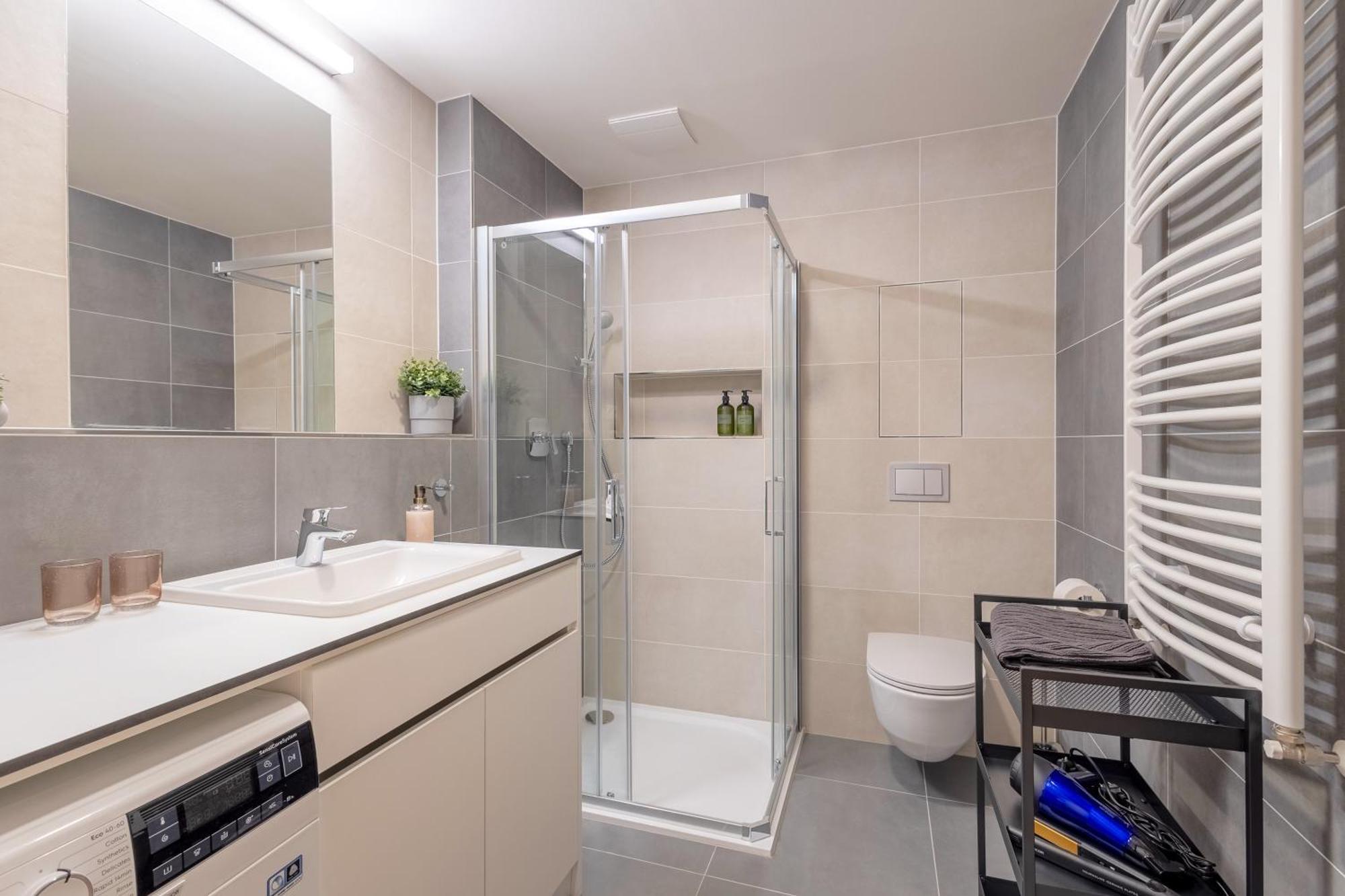 Apartmán Bright 2Br - 4Th Floor, Balcony, Free Parking By Gravity Praha Exteriér fotografie