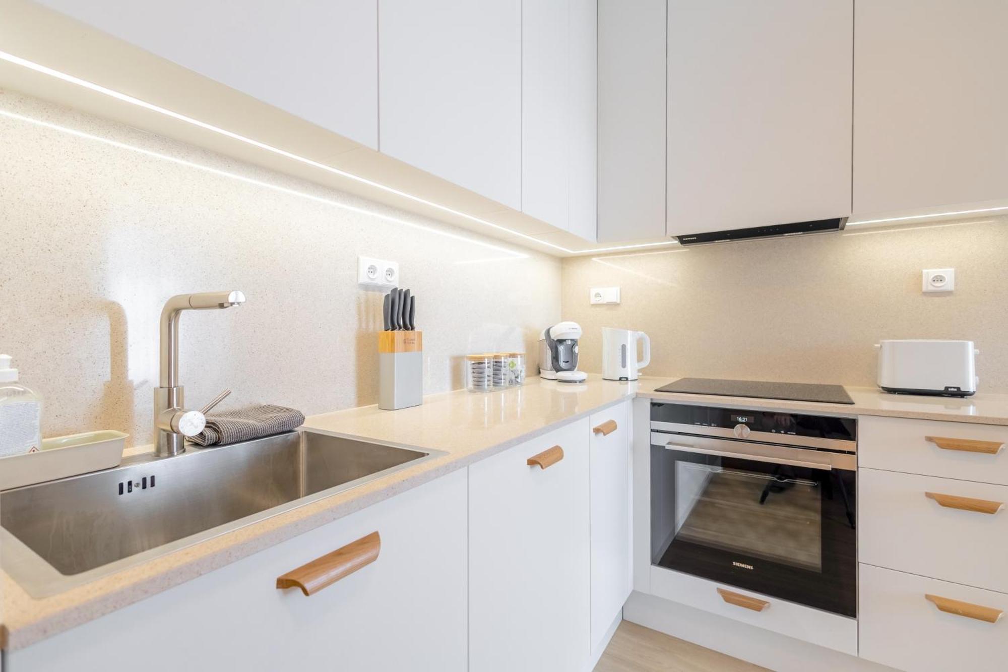 Apartmán Bright 2Br - 4Th Floor, Balcony, Free Parking By Gravity Praha Exteriér fotografie