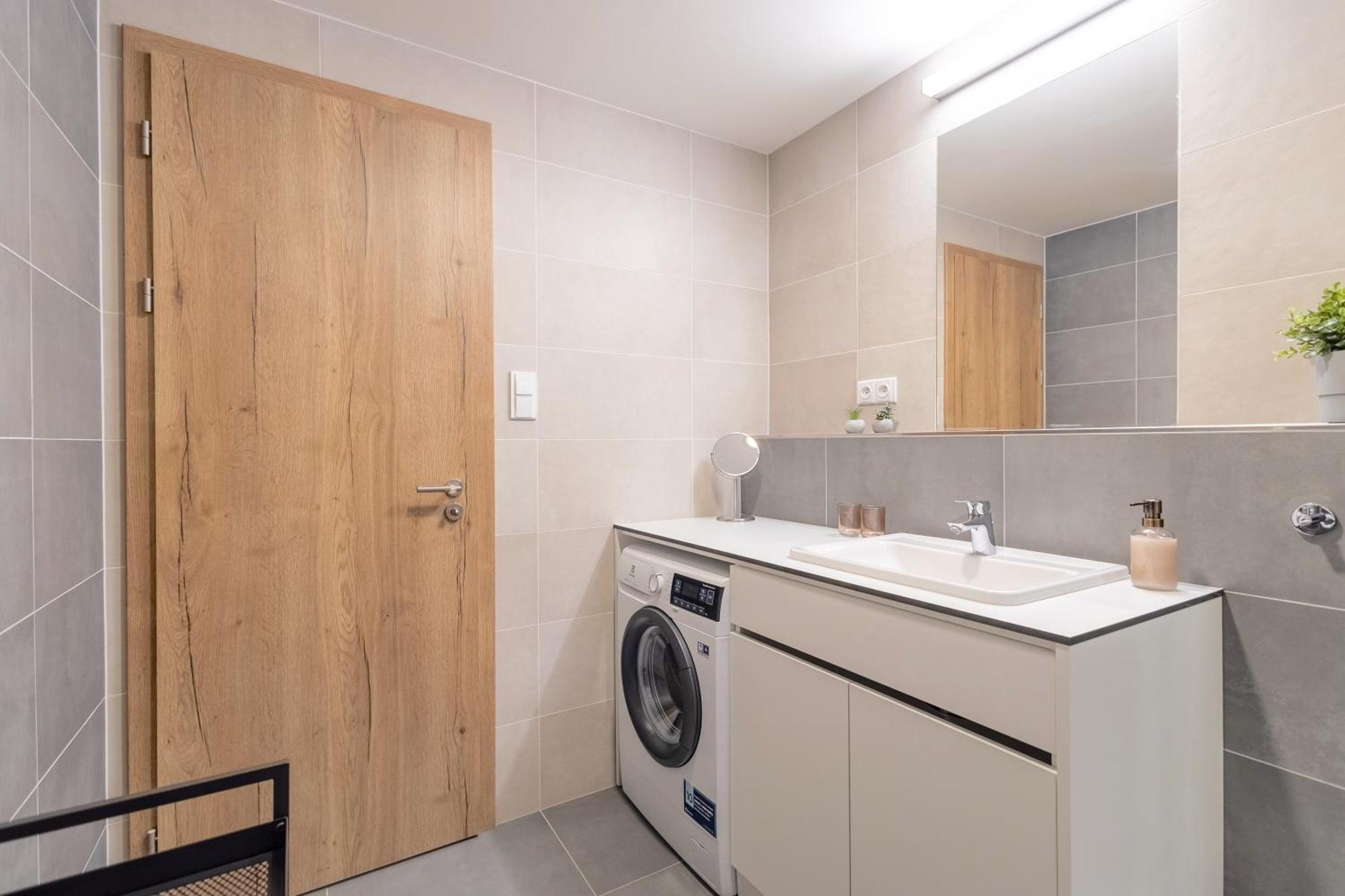 Apartmán Bright 2Br - 4Th Floor, Balcony, Free Parking By Gravity Praha Exteriér fotografie