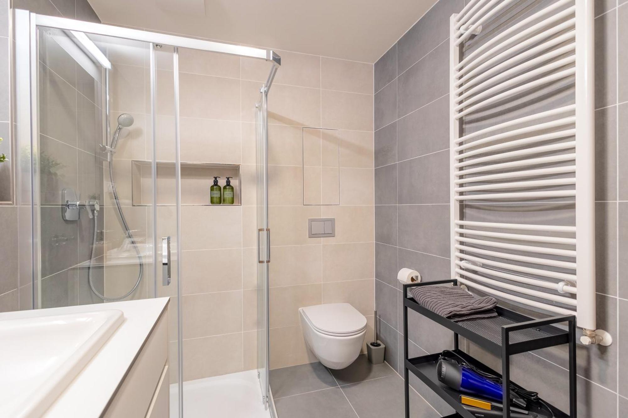 Apartmán Bright 2Br - 4Th Floor, Balcony, Free Parking By Gravity Praha Exteriér fotografie